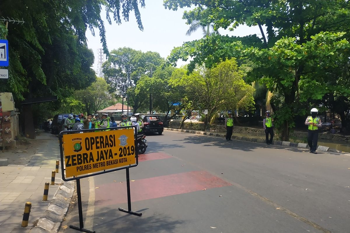 Jajaran Polres Metro Bekasi Kota merazia sejumlah pengendara di Jalan Sersan Aswan, Bekasi Timur, Jumat (25/10/2019).