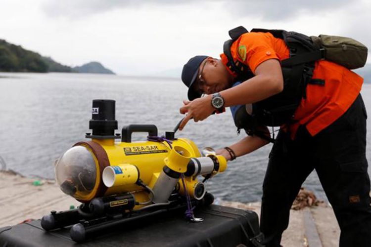 Personel Basarnas menyiapkan peralatan selam untuk mencari korban pesawat Lion Air bernomor penerbangan JT-610 rute Jakarta-Pangkalpinang yang jatuh di laut utara Karawang, Jawa Barat, Senin (29/10/2018). 