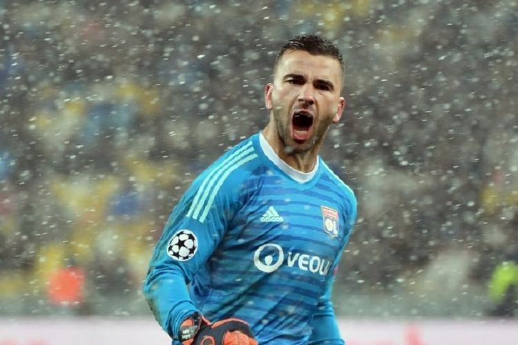 Anthony Lopes merayakan gol yang dicetak Nabil Fekir pada laga Shakhtar Donetsk vs Olympique Lyon di Stadion NSK Olimpiyskyi, Kiev, 12 Desember 2018. 