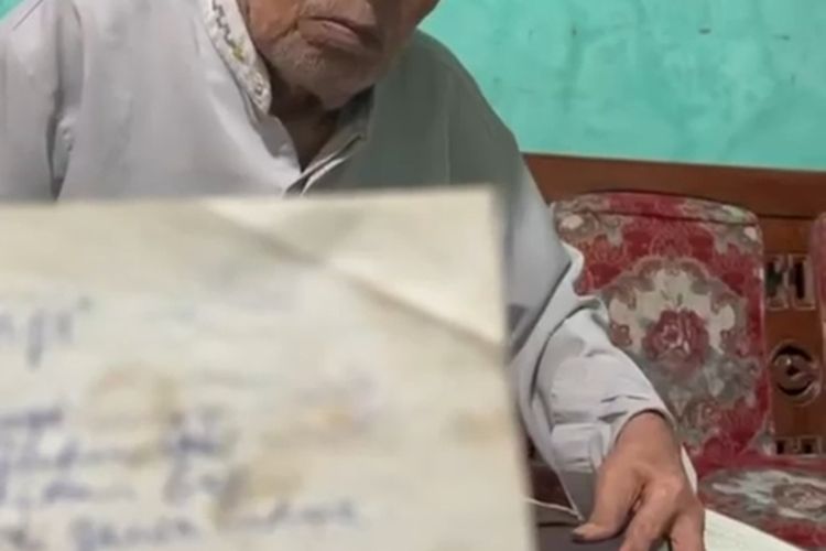 Diana Sastra (46) menunjukan sebuah sebuah foto tangkap layar seorang pencipta lagu tarling yang tak pernah mengenal royalti di Desa Benda, Kecamatan Karang Ampel, Indramayu, Jawa Barat kepada Kompas.com Rabu (9/10/2024) petang. perjumpaan ini terjadi di tahun 2023, setelah Diana Sastra memposting pertanyaan pencipta dari sebuah lagu di media sosialnya.