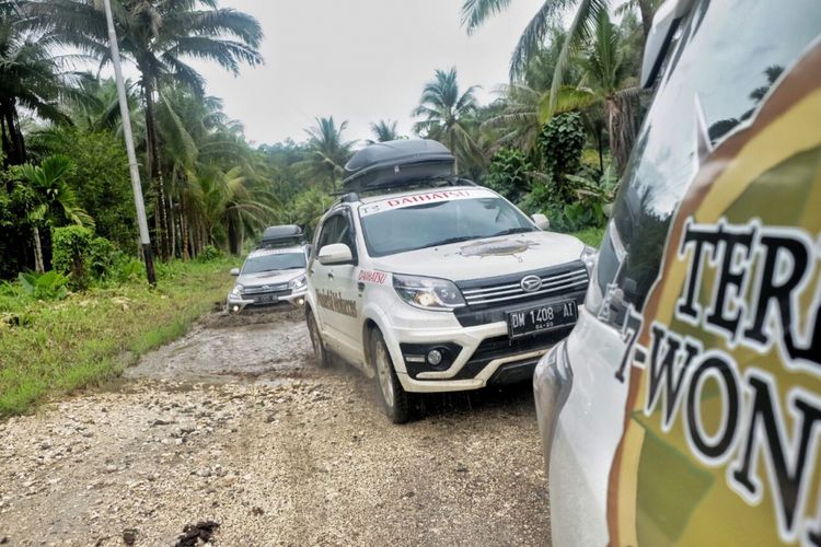 Tim Terios 7 Wonders 2017 mengendari SUV mereka menuju Sagea, Halmahera, Maluku. Jalan yang kurang mulus ditempuh lebih kurang 59 km untuk mencapai Desa Sagea dan menuju sungai bening Sagayen yang bemuara di Gua Boki Moruru.