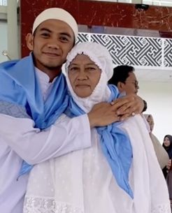 Dampingi Ibu, Rizki DA Berangkat Haji Gantikan Ayahnya yang Meninggal