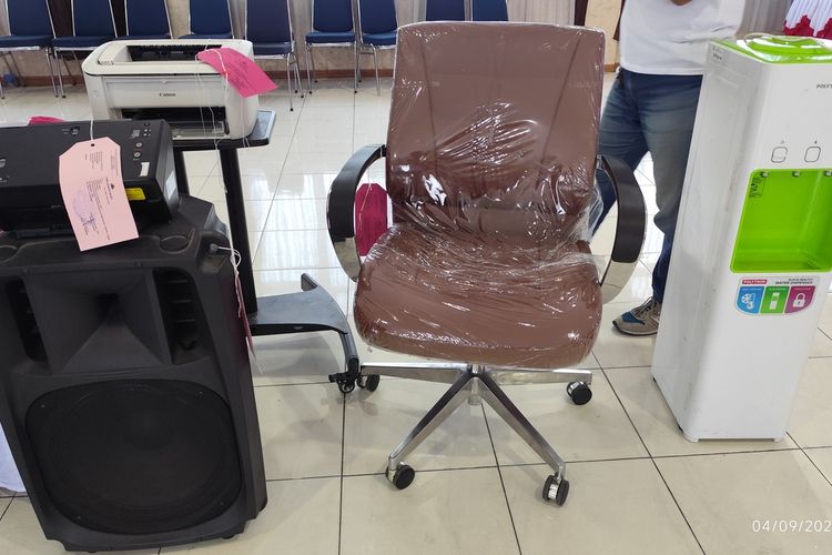 Kapolresta Cirebon bersama jajaran Reskrim menunjukan sejumlah barang bukti yang dijarah para pendemo di Gedung DPRD Kabupaten Cirebon dan Alun Alun Pataraksa Kabupaten Cirebon, di Mapolresta Cirebon pada Kamis (4/9/2025) siang.