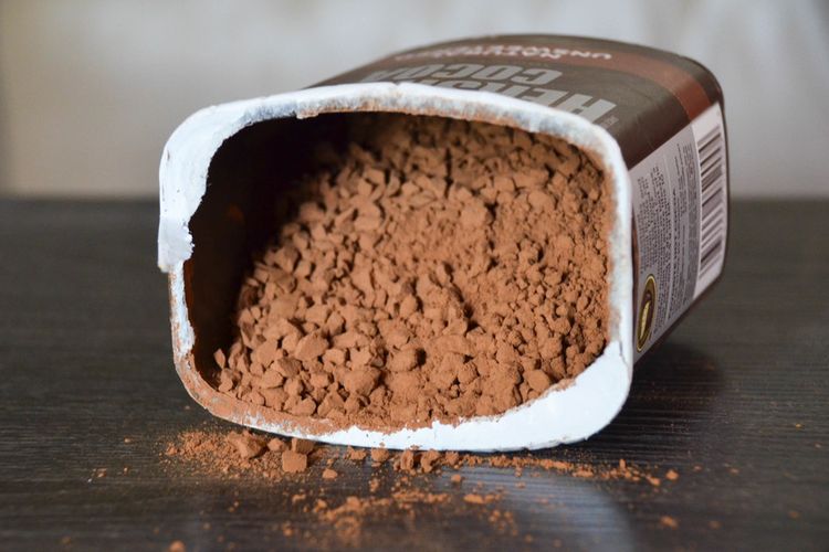 Ilustrasi penyimpanan bubuk cokelat di dalam wadah.