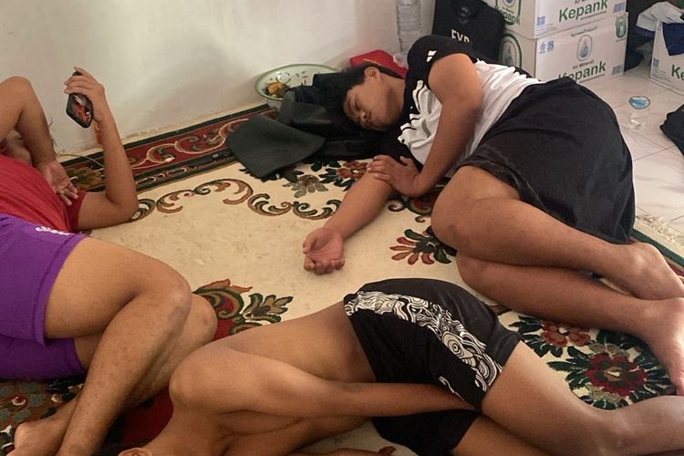 Atlet cabor futsal asal Bangkalan tidur di karpet saat beristirahat sebelum bertanding di pra porprov lX Jatim yang digelar di Pasuruan, Jawa Timur, Kamis (24/4/2025). 