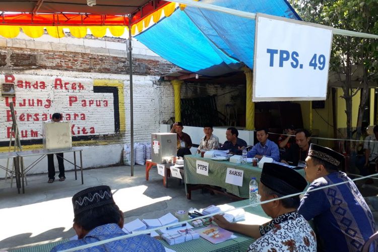 Coblos ulang Pilkada Jatim di TPS 49 Manukan Kulon Surabaya