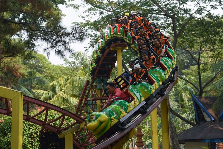 Sejumlah petugas Penanganan Prasarana Sarana Umum (PPSU) DKI Jakarta mencoba wahana permainan saat berwisata di Dufan, Ancol, Jakarta, Senin (22/7/2019). Wisata gratis bagi 20 ribu petugas PPSU tersebut  sebagai bentuk penghargaan kepada petugas yang telah menjaga kebersihan Ibu Kota.