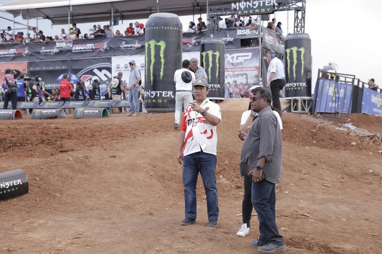 Wali Kota Semarang Hendrar Prihadi bersama Direktur Eksekutif KTM North America Selvaraj Narayana sebelum Kejuaraan MXGP dimulai di Sirkuit Mijen Semarang, Minggu (8/7/2018)