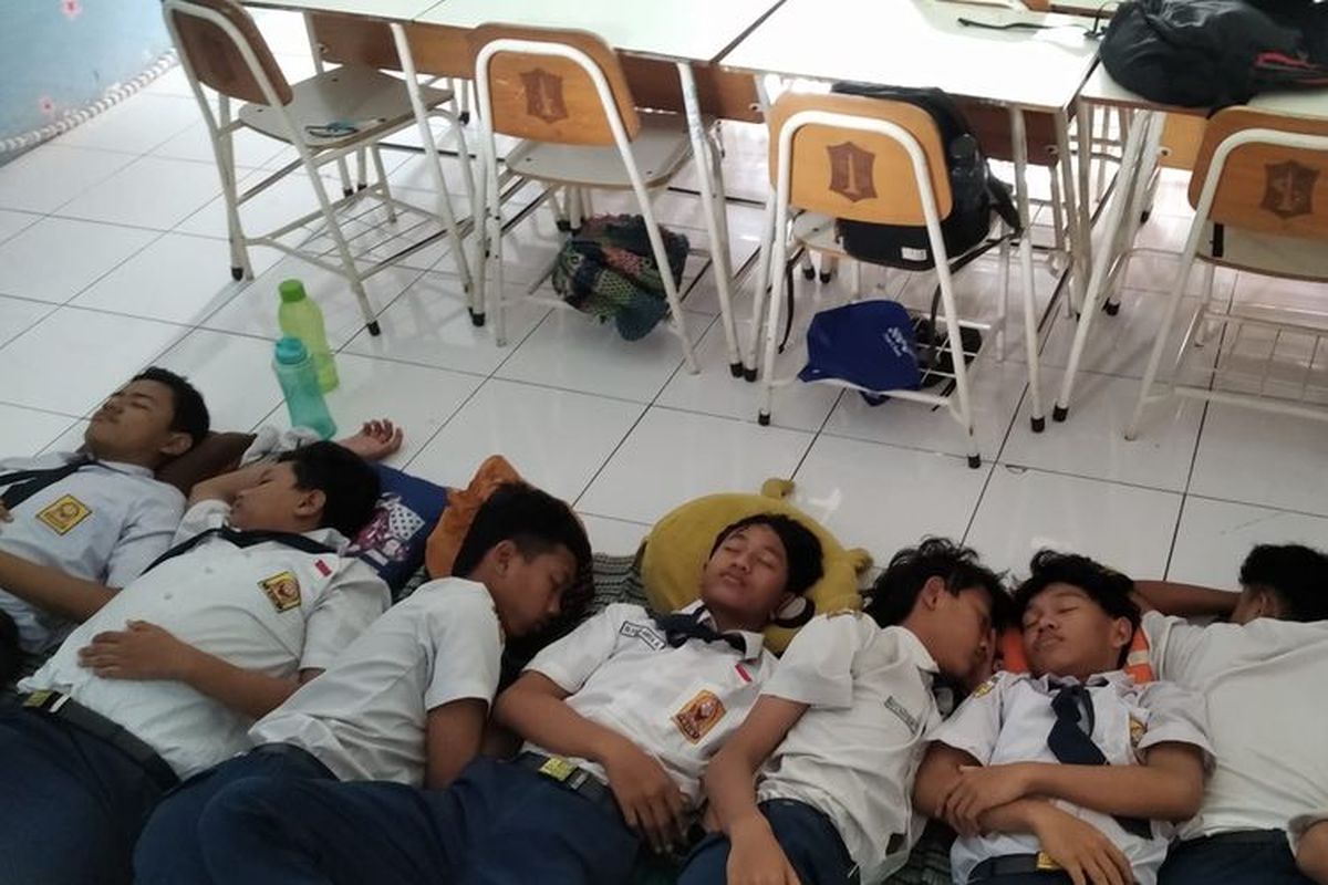 Para murid SMPN 39 mengikuti program tidur siang, Kamis (23/1/2025).
