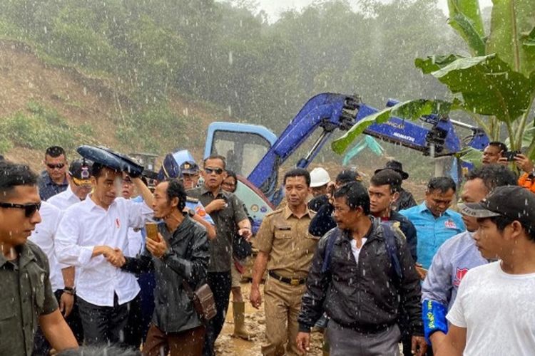 Kehujanan Saat Tinjau Korban Banjir Jokowi Pakai Jas Hujan Kresek