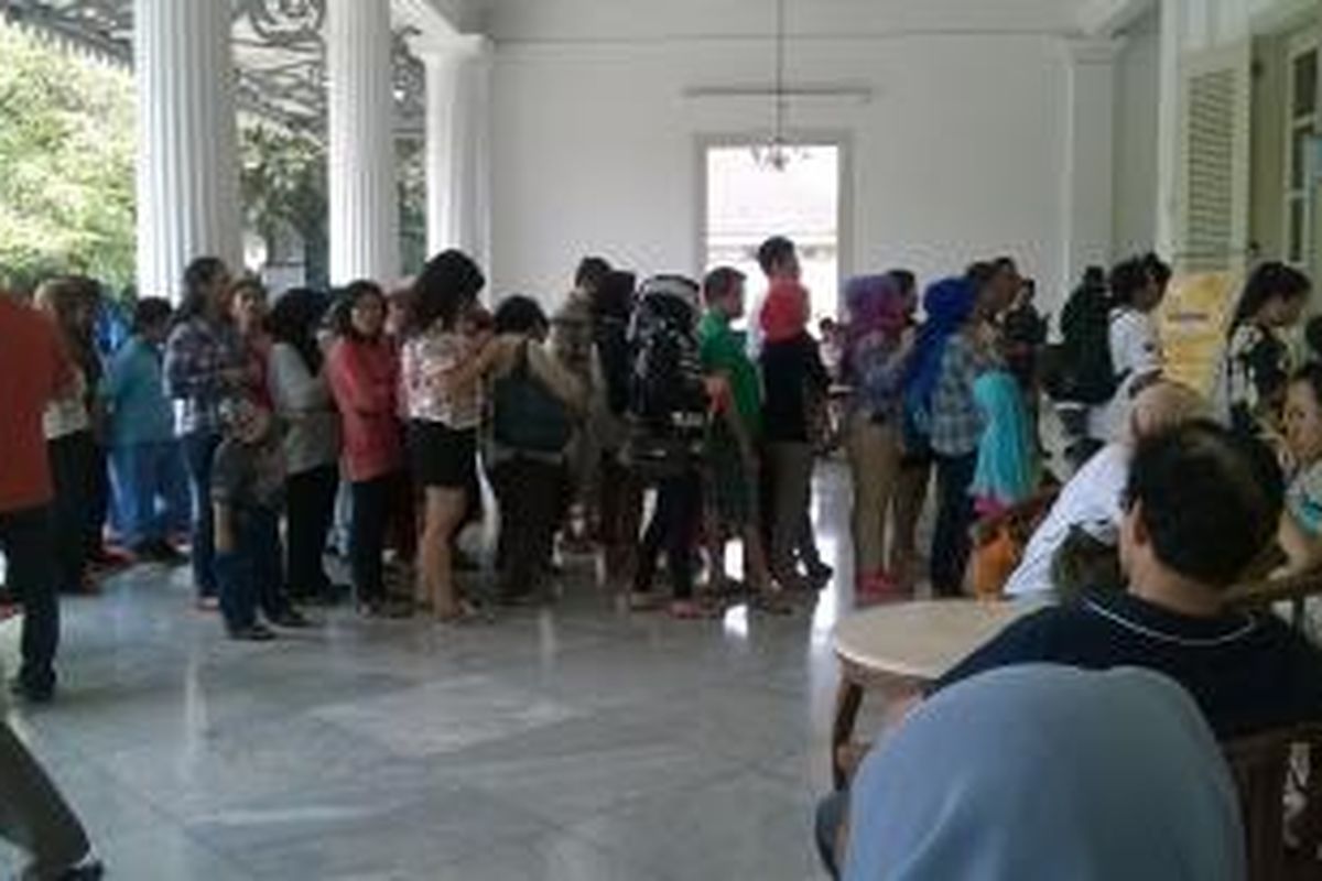 Pengunjung yang sedang menunggu giliran masuk ke dalam ruangan Balaikota setelah jam istirahat, Minggu (13/9/2015). Pengunjung sangat antusias sehingga dibagi menjadi beberapa kelompok dengan jumlah maksimal setiap kelompok adalah maksimal 30 pengunjung.