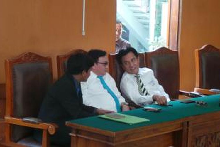 Tim kuasa hukum mantan Direktur Utama PT Perusahaan Listrik Negara, Dahlan Iskan, hadir dalam sidang putusan gugatan praperadilan di Pengadilan Negeri Jakarta Selatan, Selasa (4/8/2015).