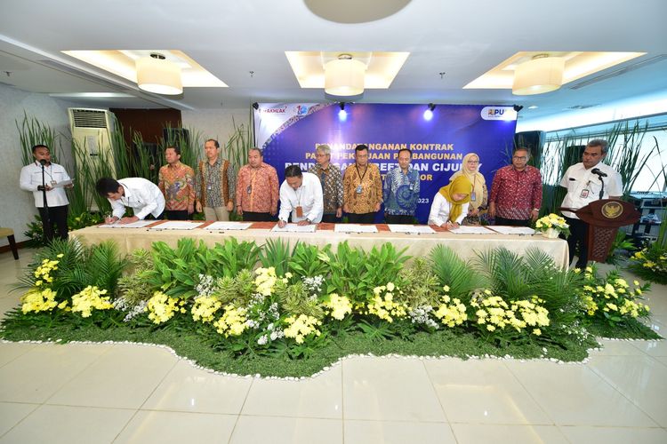 Proses penandatanganan kontrak proyek Bendungan Cijurey Paket 3, Bogor, Jawa Barat yang dipercayakan oleh Kementerian PUPR kepada WIKA - Jaya Konstruksi KSO.