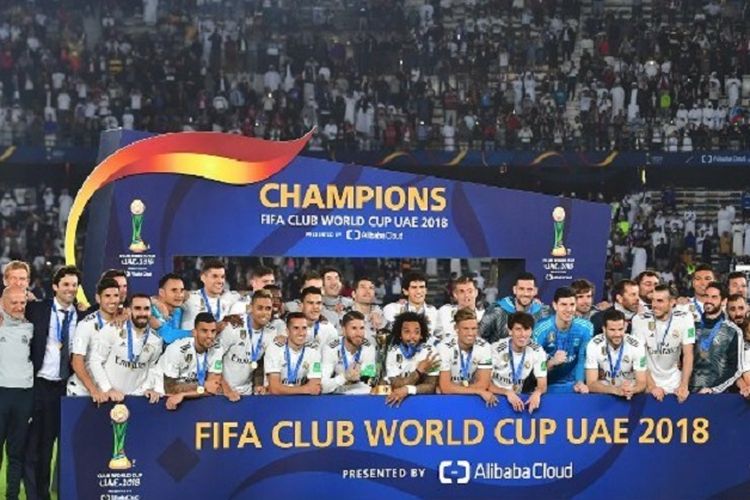 Para pemain Real Madrid merayakan gelar juara Piala Dunia Antarklub seusai mengalahkan Al Ain di Stadion Zayed Sports City, Abu Dhabi, 22 Desember 2018. 