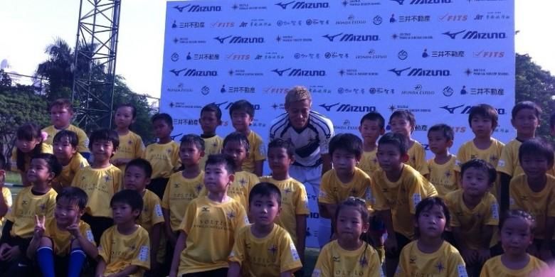 Bintang Jepang, AC Milan, Keisuke Honda, memberikan klinik kepelatihan di Lapangan Sepak Bola Pertamina, Simprug, Jakarta Selatan, Sabtu (11/6/2016).