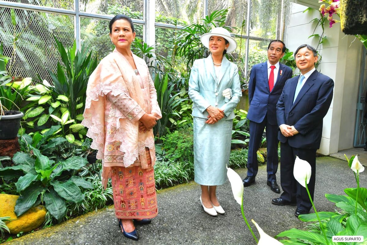 Presiden Joko Widodo dan Ibu Iriana Jokowi mendampingi Kaisar Jepang Naruhito dan Permaisuri Masako mengunjungi Griya Anggrek di Kebun Raya Bogor, Senin (19/6/2023).