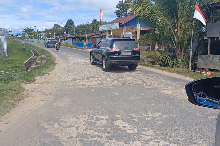 Kondisi Jalan Kapten Tendean, Boven Digoel, Papua Selatan saat rombongan Tim Kompas.com bersama BNPP berangkat dari Bandara Tanah Merah, untuk menuju PLBN Yetetkun, Rabu (16/8/2023).