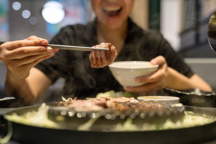 Ilustrasi makan barbeque korea dengan sumpit logam. 