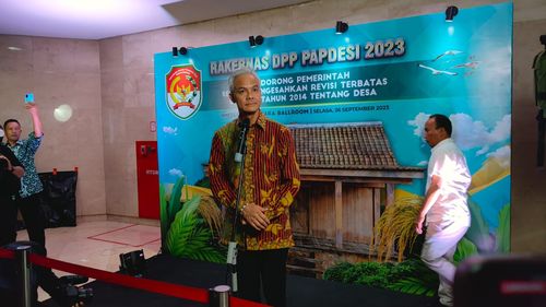 Senyum dan Ucapan Selamat Ganjar untuk Kaesang yang Jadi Ketum PSI