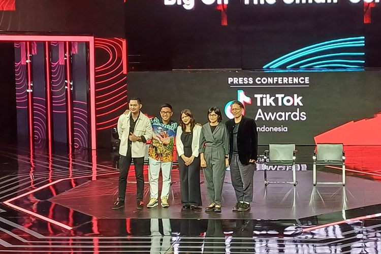 (Dari kiri ke kanan): Presenter Evan Sanders, kreator Timotius Mulyadi, Senior Marketing Manager TikTok Indonesia Karina Mahaya, Head of Production Operation RCTI Tiurma Imelda Sinaga, dan juri Anton Ismael usai konferensi pers TikTok Awards Indonesia 2023