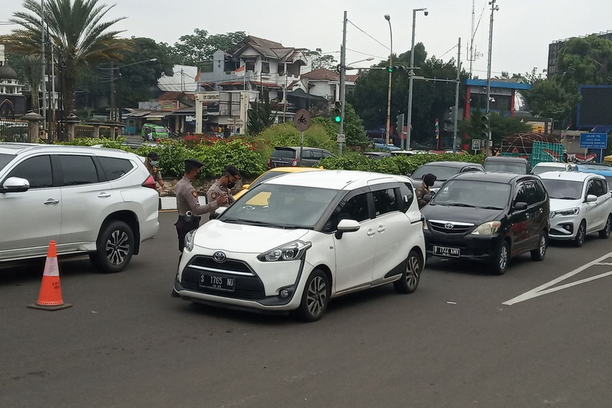 Sejumlah petugas gabungan Satgas Penanganan Covid-19 tengah memberikan sanksi terhadap pengendara yang melanggar aturan protokol kesehatan di Simpang Gadog, Puncak Bogor, Jawa Barat, Sabtu (19/6/2021).