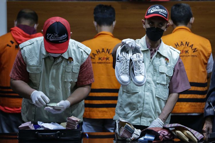 Petugas menunjukkan barang bukti uang dan sepatu mewah Louis Vuitton terkait operasi tangkap tangan Wali Kota Bandung Yana Mulyana di Gedung Merah Putih Komisi Pemberantasan Korupsi (KPK), Jakarta, Minggu (16/4/2023). Yana Mulyana ditahan KPK setelah terjaring operasi tangkap tangan (OTT) bersama 8 orang lainnya dalam kasus dugaan suap pengadaan CCTV dan jaringan internet untuk program Bandung Smart City.