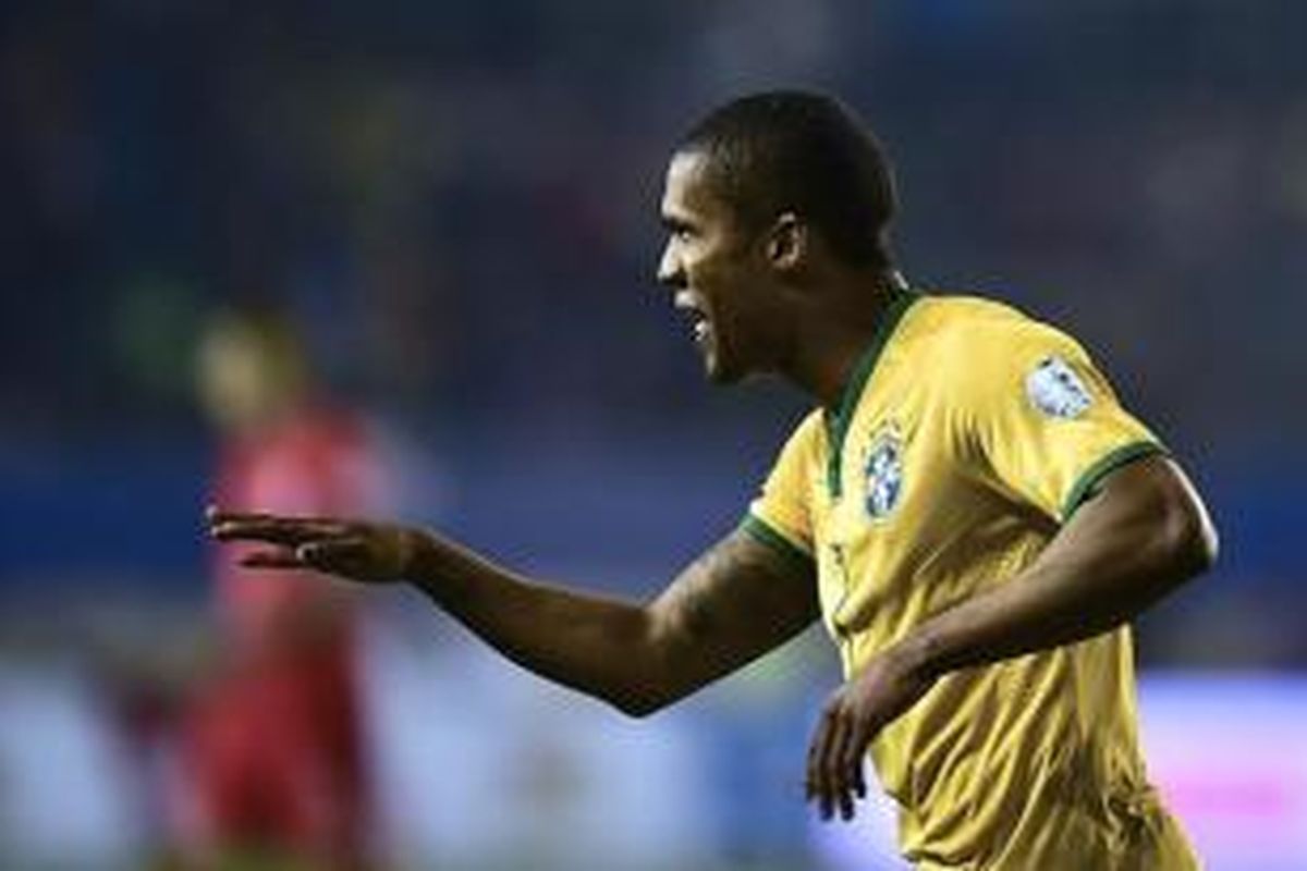 Pemain sayap tim nasional Brasil, Douglas Costa.