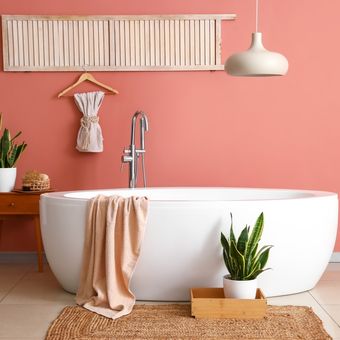 Ilustrasi kamar mandi dengan dinding warna pastel.