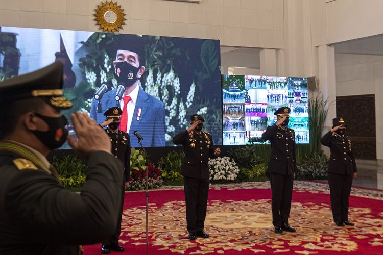 Sejumlah peserta upacara yang dipimpin oleh Presiden Joko Widodo mengikuti Peringatan ke-74 Hari Bhayangkara Tahun 2020 di Istana Negara, Jakarta, Rabu (1/7/2020). ANTARA FOTO/Sigid Kurniawan/POOL/aww.