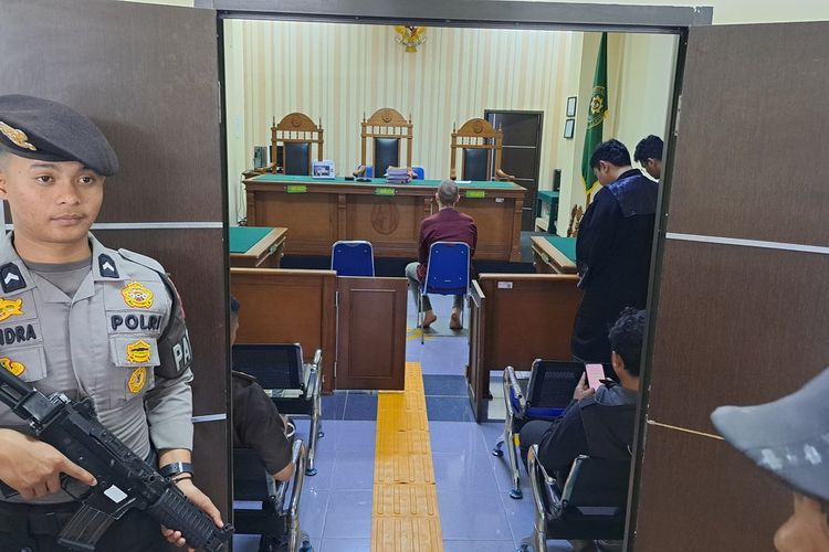Arthur Welohr, warga negara Amerika Serikat, yang menjadi terdakwa pembunuhan mertua di Kota Banjar, menjalani sidang vonis di Pengadilan Negeri Kota Banjar, Jawa Barat, Selasa (7/5/2024).