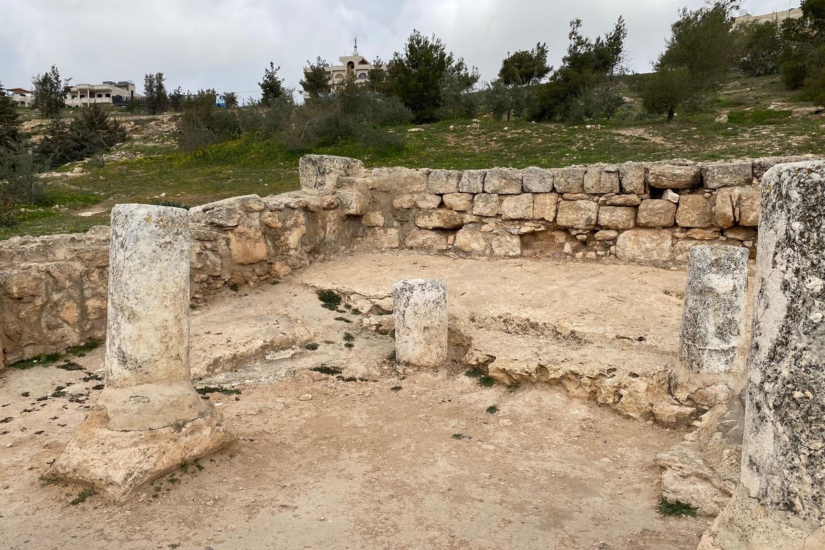 Masjid kuno atau tempat ibadah yang berdiri di atas Gua Ashabul Kahfi di Amman, Yordania. 