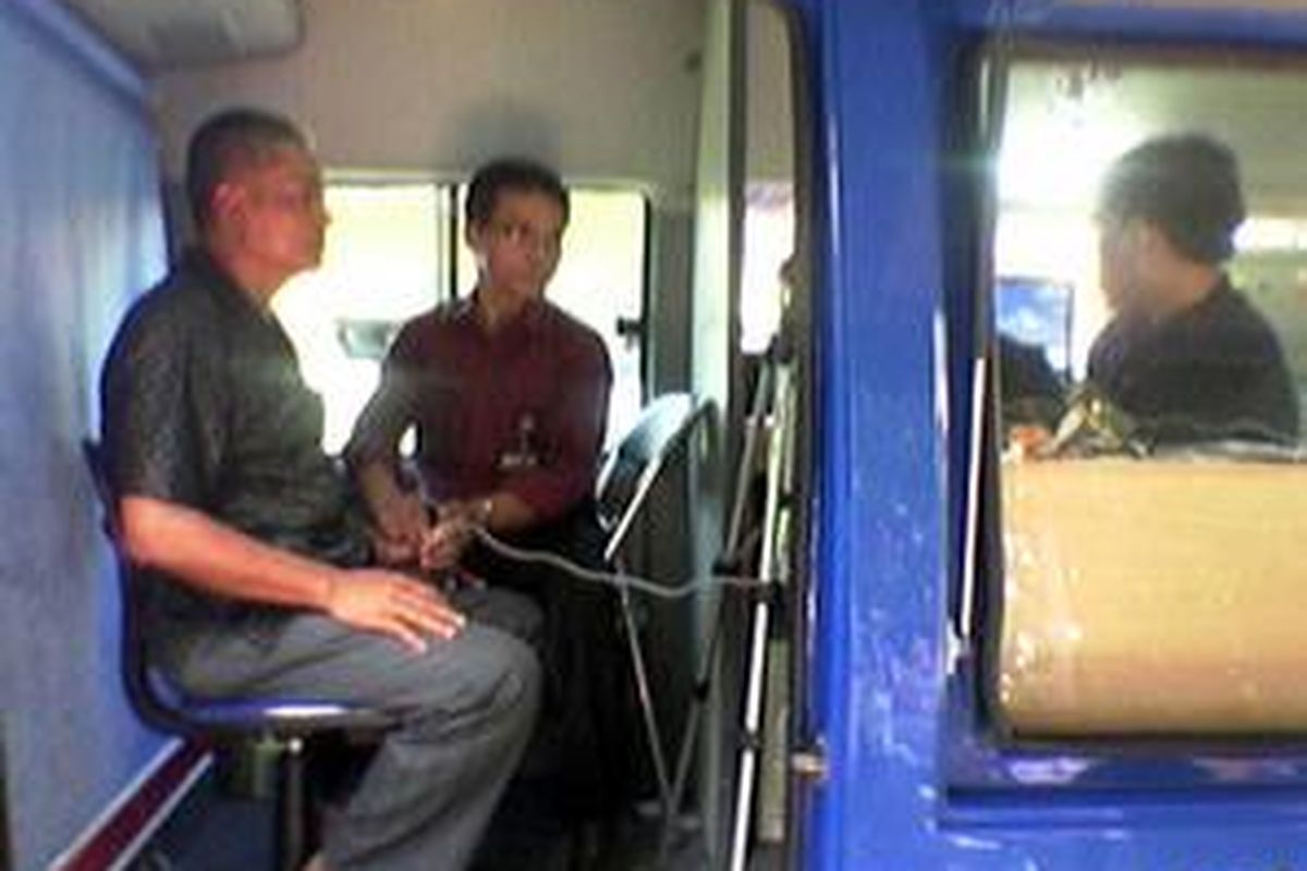 Seorang warga sedang diambil fotonya untuk pembuatan KTP di mobil keliling yang dioperasikan Dinas Kependudukan dan Pencatatan Sipil Jakarta Pusat di Kelurahan Gondangdia pada Sabtu (2/1/2010).