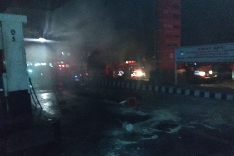 Sebuah SPBU di Gaduik, Bukittinggi, Sumatera Barat terbakar, Minggu (13/10/2019)