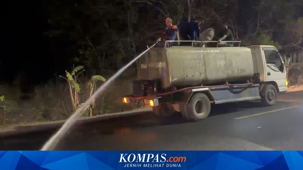 Jalan di Bangkalan Licin akibat Ceceran Garam dan Oli, Polisi Bersihkan Ruas Blega-Galis