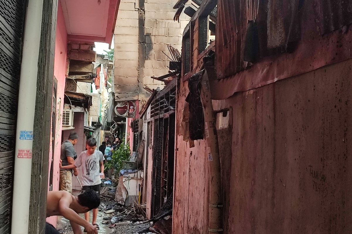 Sebanyak 30 rumah yang berlokasi di Jalan Masjid Al-Huda, tepat di depan Stasiun Kebayoran Lama, Jakarta Selatan, terbakar, pada Selasa (24/5/2022) siang.