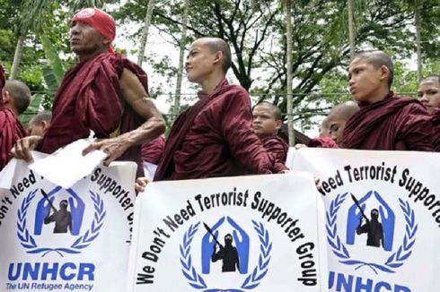 Massa Buddhis Tuduh Badan Bantuan Memihak Rohingya