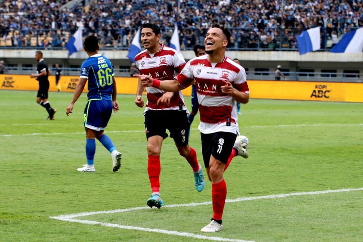 Pemain asing Madura United Lulinha selebrasi seusai menjebol gawang Persib bandung saat pertandingan pekan 2 Liga 1 2022-2023 yang berakhir dengan skor 1-3 di Stadion Gelora Bandung Lautan Api Bandung, Sabtu (30/7/2022) sore.