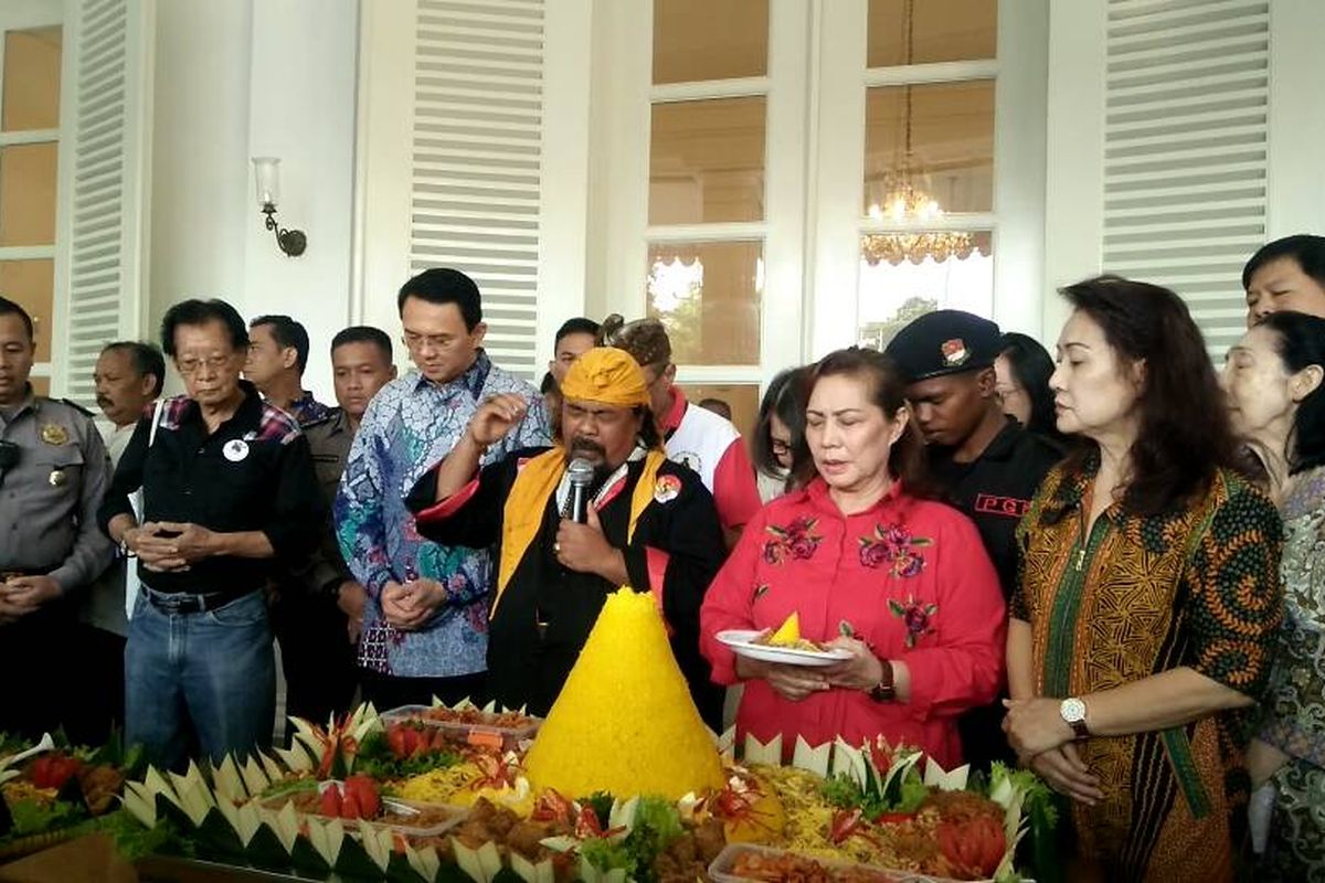 Gubernur DKI Jakarta Basuki Tjahaja Purnama ikut acara tumpengan bersama pendukungnya di Balai Kota DKI Jakarta, Jumat (5/5/2017). 