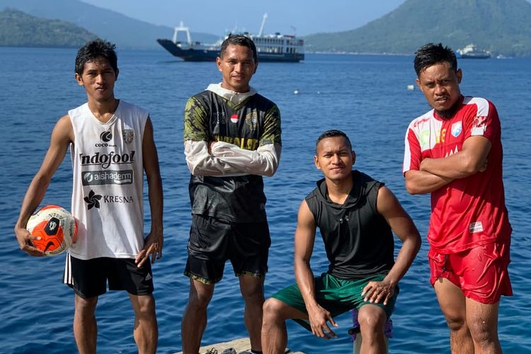 Pemain Tira Persikabo Abduh Lestaluhu pulang kampung ke Ternate karena kompetisi Liga 1 2020 dihentikan sementara.