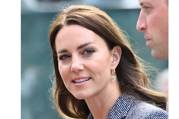 Kate Middleton mengenakan anting-anting berbentuk sarang lebah saat menghadiri acara di Manchester