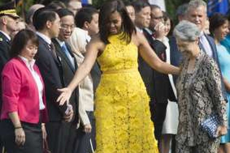 Ho Ching, istri PM Singapura, disambut ibu negara Michelle Obama di sisi selatan Gedung Putih dalam kunjungannya ke Amerika Serikat.