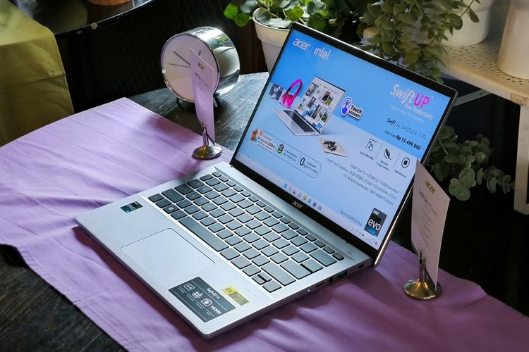 Laptop Acer Swift Go 14 Touch Edition dipamerkan dalam sebuah acara yang digelar Acer Indonesia di Gioi Menteng, Jakarta Pusat, Jumat (27/10/2023).