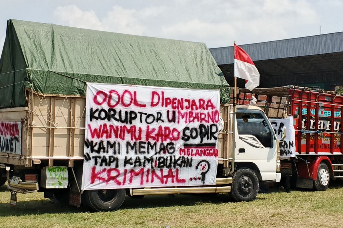 Aksi protes kebijakan ODOL di Lapangan Kridosono Blora, Jawa Tengah, Senin (23/6/2025)