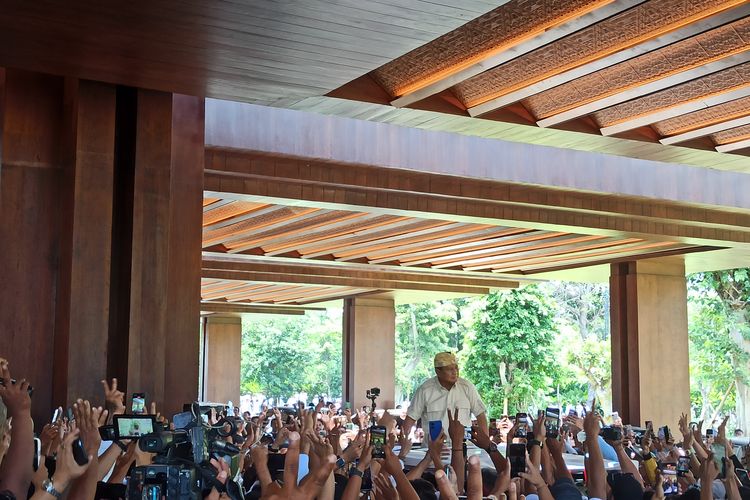 Calon Presiden nomor 2, Prabowo Subianto, dikerumuni simpatisan sesuai acara perayaan HUT Partai Gerindra ke 16 di Hotel Meru Sanur, Denpasar, Bali, pada Selasa (6/2/2024). Kompas.com/ Yohanes Valdi Seriang Ginta