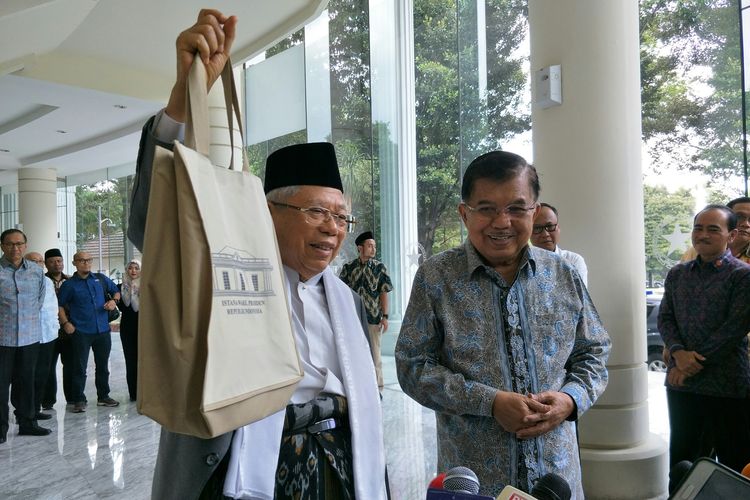 Wakil Presiden terpilih Maruf Amin menemui Wakil Presiden Jusuf Kalla di Kantor Wapres, Jakarta. Maruf menunjukkan goodie bag yang diberikan Kalla