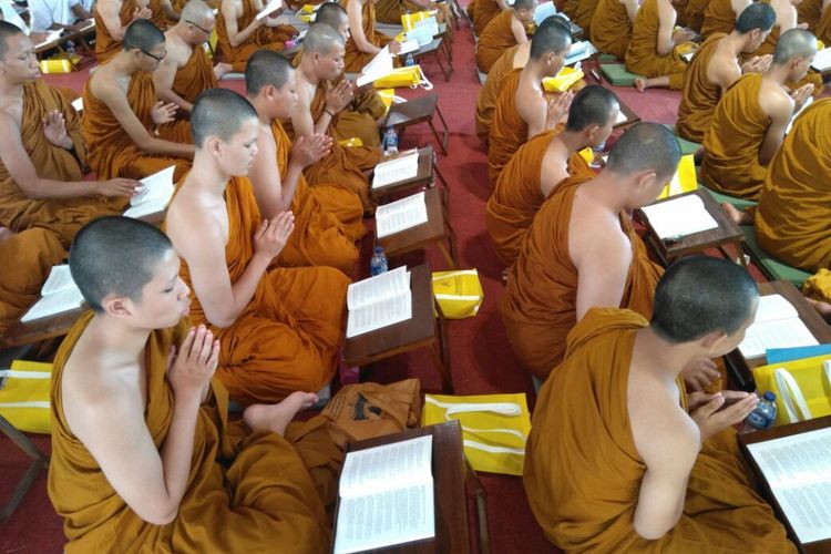 Umat Buddha melaksanakan prosesi pembacaan kitab suci Tipitaka sebagai perayaan hari Asadha di pelataran Candi Borobudur, Magelang, Kamis (6/7/2017).