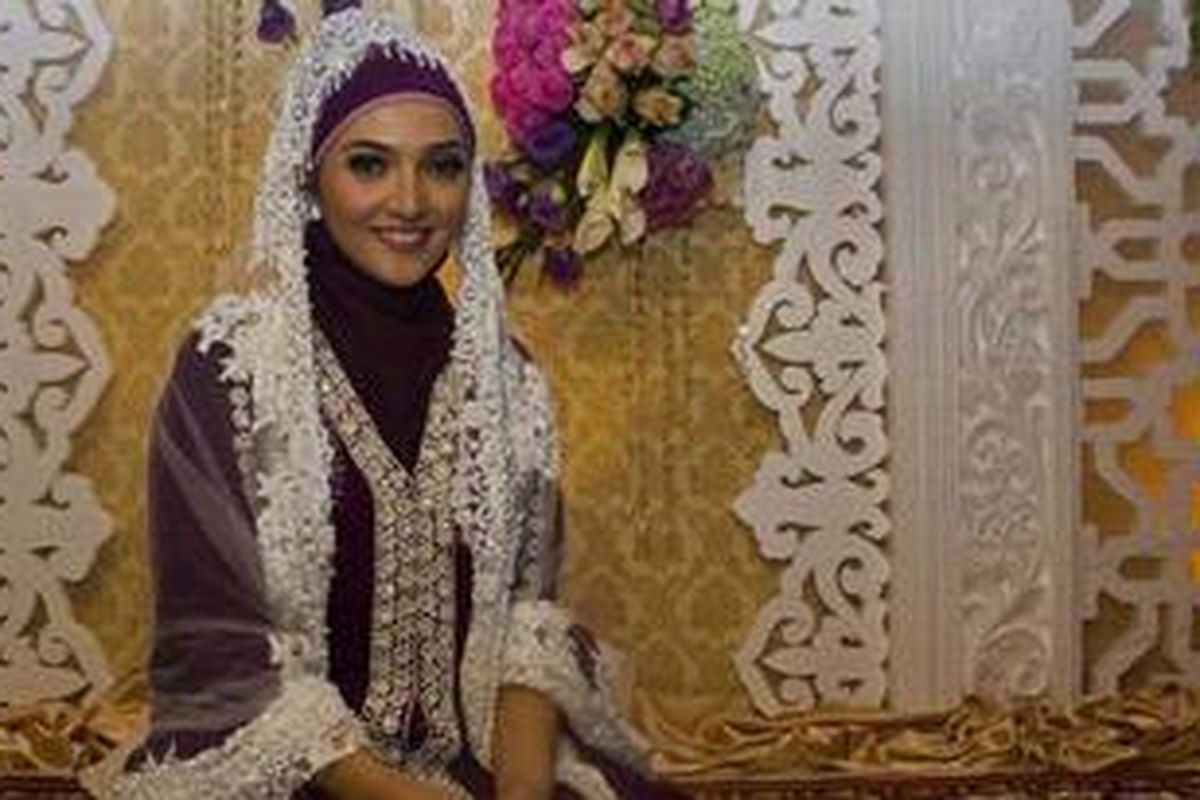 Ashanty Siddik di kediamannya di kawasan Lebak Bulus, Jakarta, setelah mengadakan pengajian pada Kamis (10/5/2012) malam, menjelang akad nikahnya dengan Anang Hermansyah, yang akan dilangsungkan pada Sabtu (12/5/2012) sore di Masjid Al Bina, Senayan, Jakarta. 