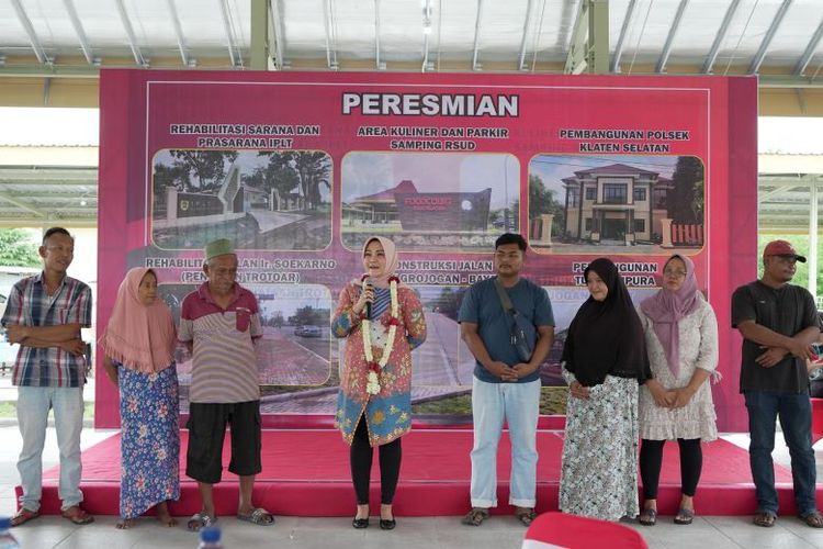 Bupati Klaten Sri Mulyani saat meresmikan Food Court RSUD Klaten, Klaten Tengah, Selasa (31/12/2024).