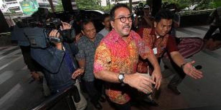 Rano Karno berjalan memasuki Kantor Komisi Pemberantasan Korupsi (KPK) untuk diperiksa, Jumat (17/1/2014). Rano diperiksa sebagai saksi bagi terdakwa Akil Mochtar dalam kasus pengurusan sengketa Pilkada di Provinsi Banten. TRIBUNNEWS/DANY PERMANA 