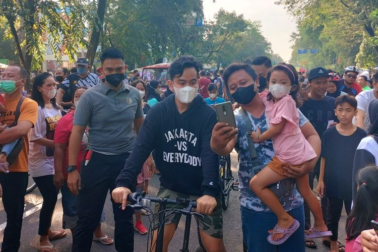 Wali Kota Solo Gibran Rakabuming melakukan aktivitas bersepeda di Car Free Day (CFD) Kota Solo, Jawa Tengah, Minggu (15/5/2022).